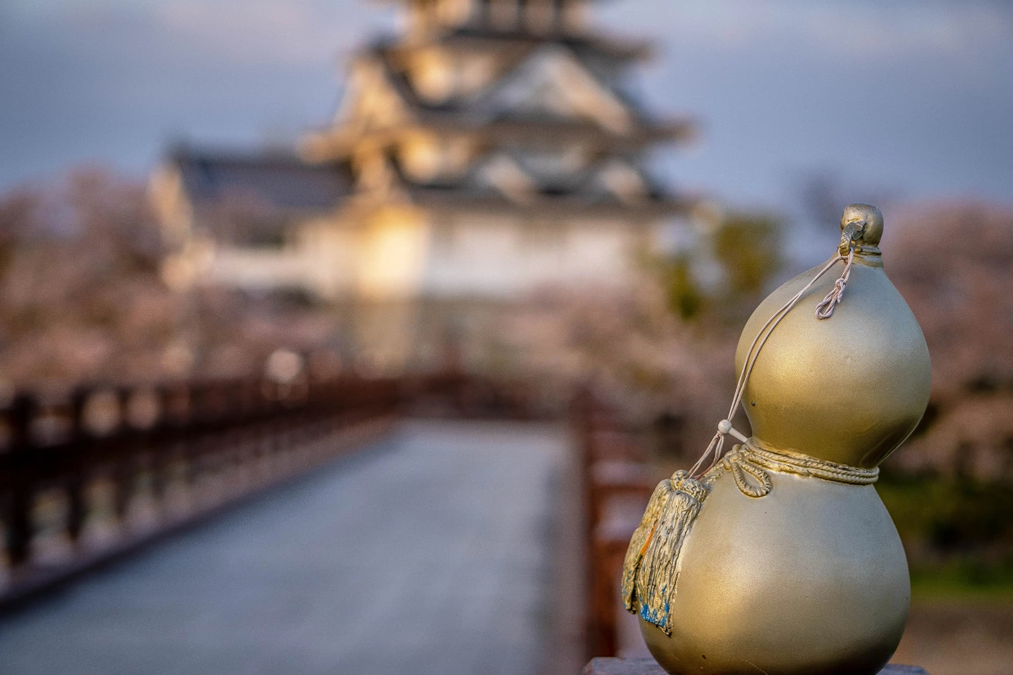 金の瓢箪と城と桜